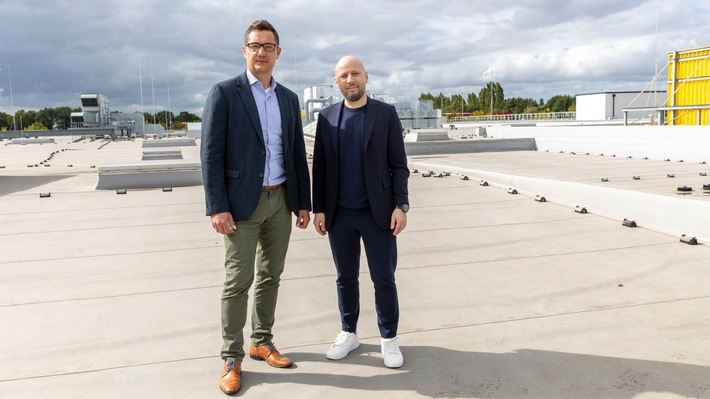 Baustart in Dortmund-Aplerbeck: Redevco und GIGA.GREEN setzen ihre strategische Partnerschaft für den bundesweiten PV-Ausbau um. Auf 14.000 Quadratmetern Dachfläche entstehen über 3,1 MWp Leistung - mit jährlichen Einsparungen von mehr als 1.000 Tonnen CO2. 
Links im Bild: Christoph Buck, Redevco; rechts daneben: Robin Nowak, Giga-Green. / Weiterer Text über ots und www.presseportal.de/nr/175645 / Die Verwendung dieses Bildes für redaktionelle Zwecke ist unter Beachtung aller mitgeteilten Nutzungsbedingungen zulässig und dann auch honorarfrei. Veröffentlichung ausschließlich mit Bildrechte-Hinweis.