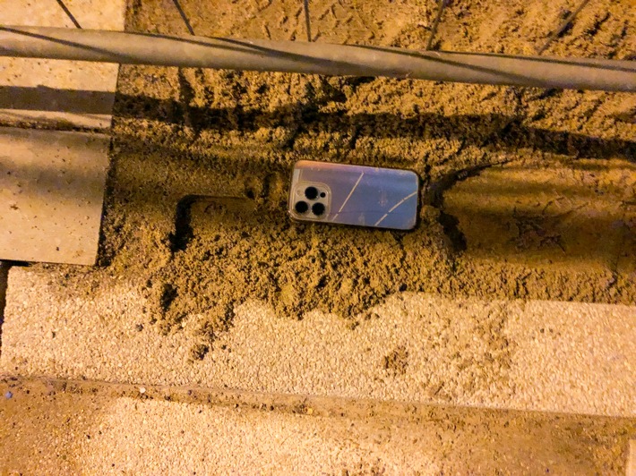 POL-D: Fotomaterial - Bilder zur heutigen PM - Handy in Baustelle "geortet"