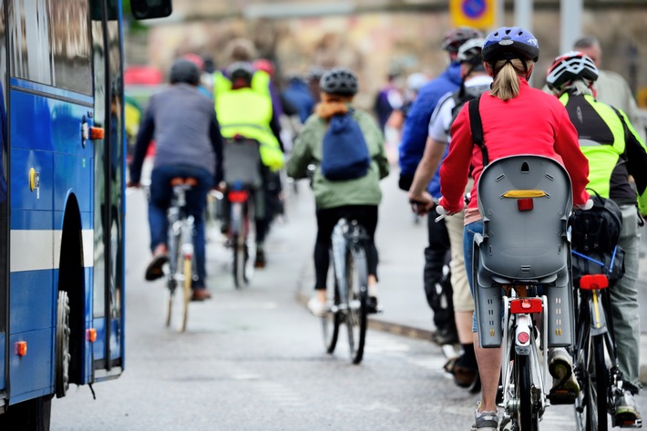 5 Tipps für mehr Sicherheit beim Radfahren / So erhöhen Chefs die Sicherheit ihrer Beschäftigten auf dem Fahrrad / 21. Juni ist Tag der Verkehrssicherheit