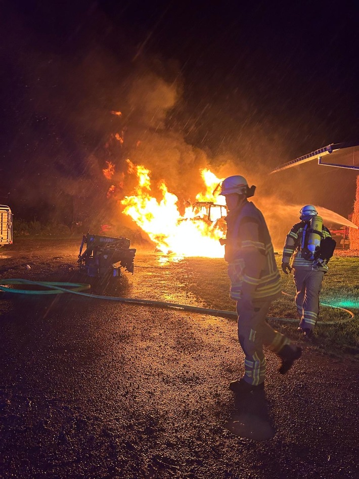 FW Gäufelden: Feuerwehr verhindert Flammenüberschlag auf landwirtschaftliches Anwesen