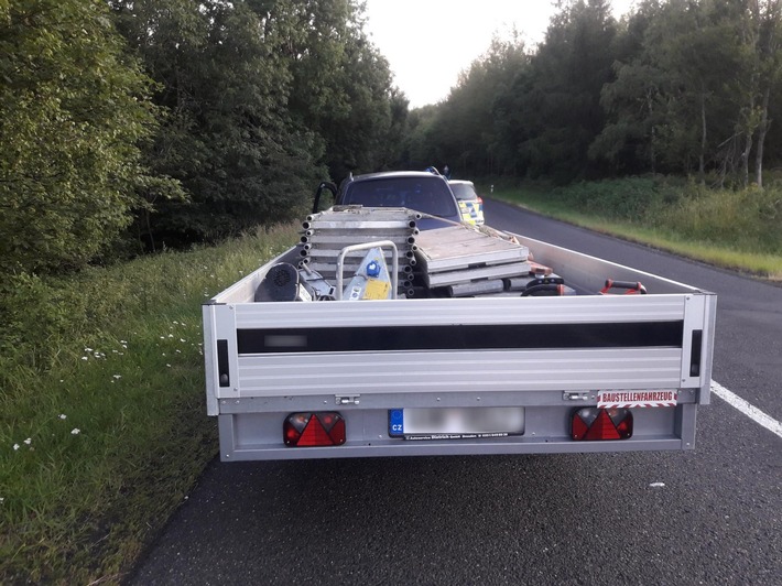 BPOLI BHL: Verfolgung von mutmaßlichen Dieben auf der A17 über die Grenze hinweg