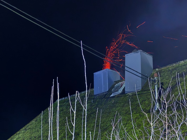 FW VG Westerburg: Kaminbrand beschäftigt Feuerwehren über Stunden - Brandausbreitung verhindert