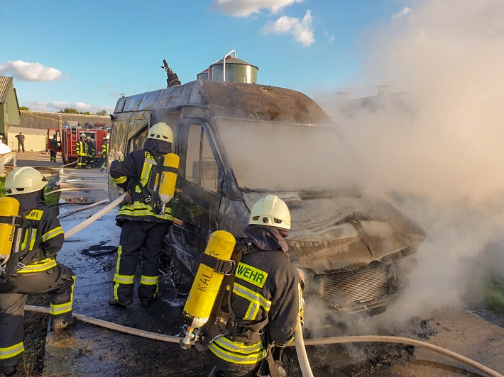 Feuerwehr Kalkar: Fahrzeugbrand in Kalkar Hönnepel