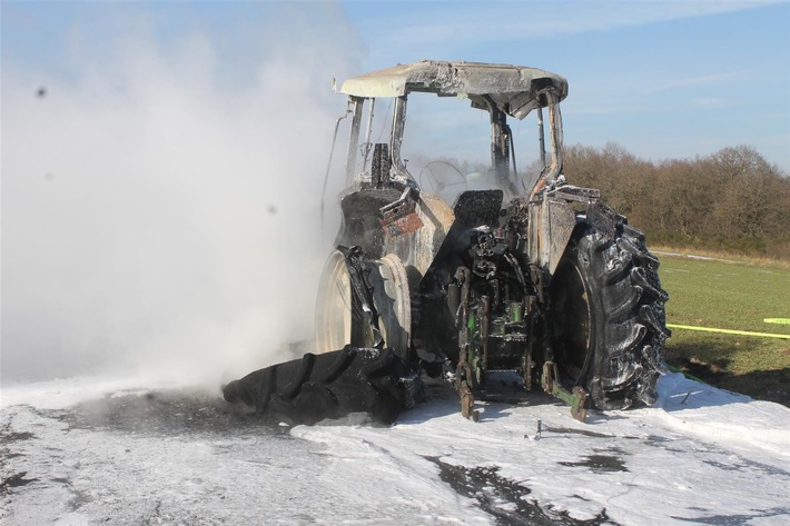 POL-PDMY: Weiler - Brand eines Traktors auf der L 97 (40.000 EUR Schaden)