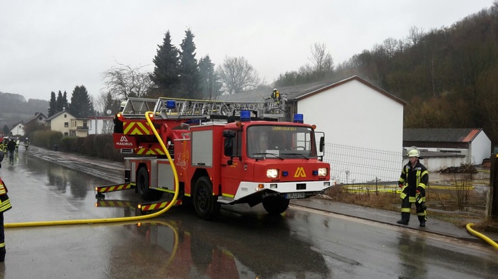 FW Lügde: Feuer 4 / Brennt Lagerhalle