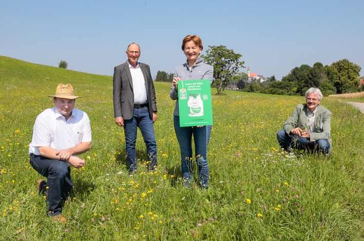 ANDECHSER NATUR Bio-Milchbauern sind auch "KlimaBauern": Andechser Molkerei Scheitz informiert mit Partnern über ihre Initiative für Klimaschutz in der Landwirtschaft