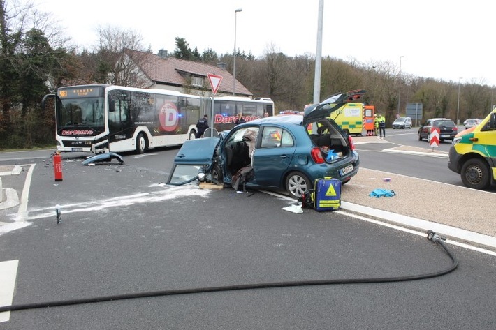 POL-AC: Zusammenstoß zwischen Bus und Pkw