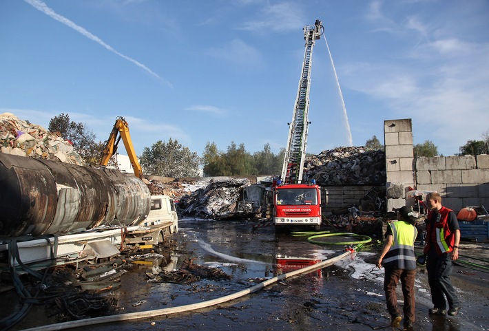 FW-E: Großbrand in einem Altmetall-Recycling-Unternehmen, starke Rauchentwicklung, niemand verletzt, Fortschreibung/Schlussmeldung
