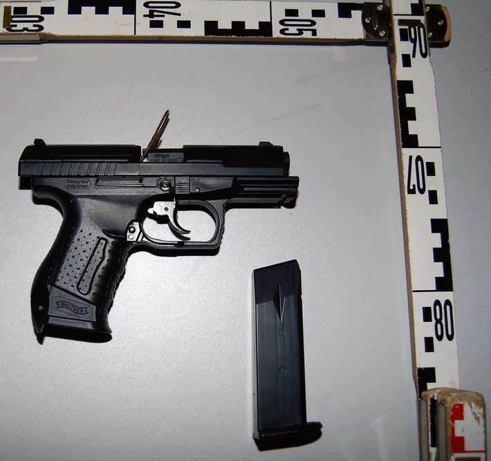 POL-NE: Mit täuschend echt aussehender Anscheinswaffe in der Innenstadt unterwegs - Polizei stellt Softair-Pistole sicher