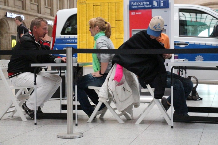 BPOLI L: Keine &quot;Urlaubsgeschenke&quot; für Taschendiebe -Taschendiebstahlspräventionsteam der Bundespolizei macht Station auf dem Leipziger Hauptbahnhof