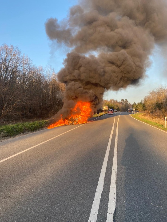 FW Helmstedt: Brennender PKW auf der Bundesstraße 1