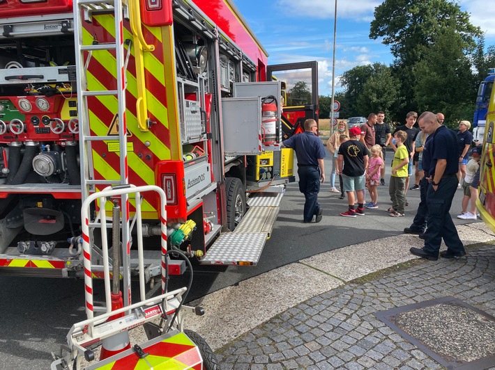 FW Ratingen: Landesweite Kontrolle des Reiseverkehrs - Feuerwehr Ratingen unterstützt Informationsveranstaltung der Polizei