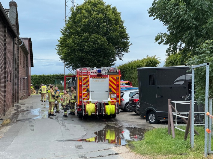 FW Tönisvorst: Brennender Misthaufen löst Großalarm für die Feuerwehr aus.