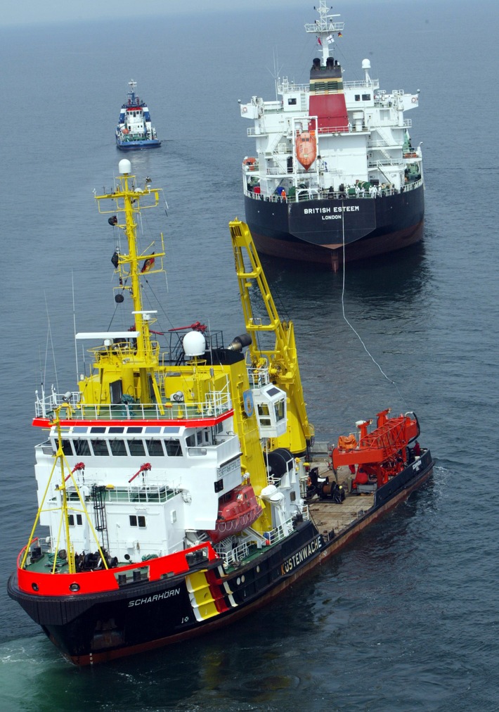 BP setzt auf sicheren Öltransport / Ölbekämpfungs- und Notschleppübung mit BP-Öltanker auf der Ostsee