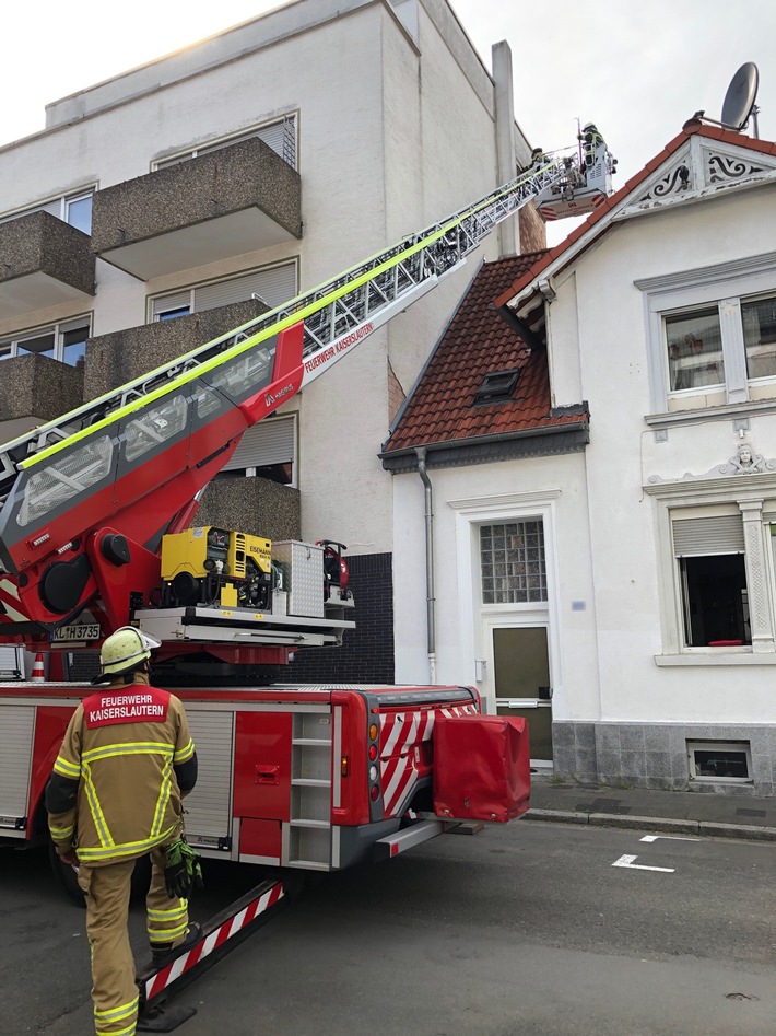 POL-PPWP: Windböe reißt Teile einer Hausfassade ab