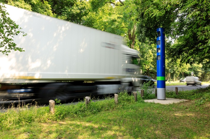 Aufbau einer Kontrollsäule für die Lkw-Maut in Rentweinsdorf