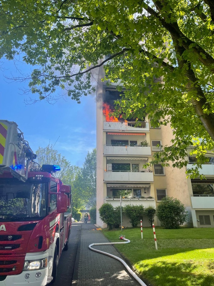 FW Bad Honnef: Massiver Balkon- und Zimmerbrand ruft 80 Einsatzkräfte auf den Plan