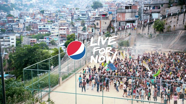 Pepsi feiert mit Lionel Messi, Mario Gomez und Janelle Monáe in den Straßen von Rio