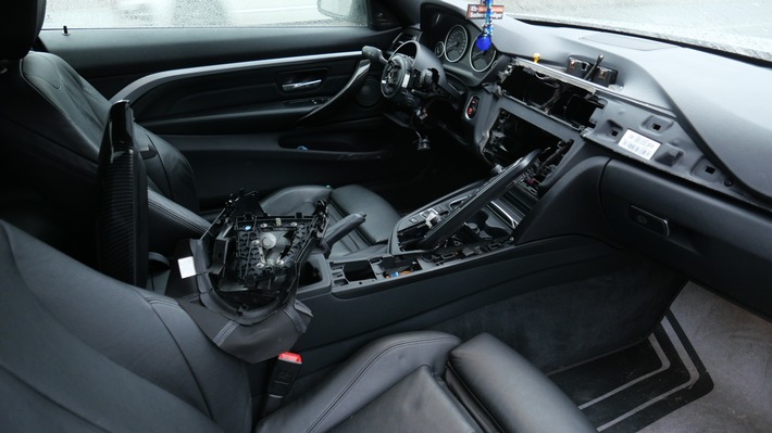 POL-ME: Lenkrad und Navigationsgerät aus BMW entwendet - Velbert - 2112049