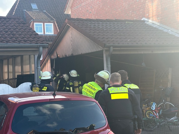 FW-ROW: Carport gerät in Brand - Feuerwehr verhindert Übergreifen aufs Wohnhaus