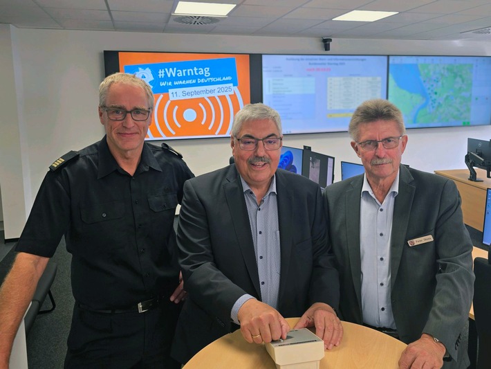 FW Bremerhaven: Bundesweiter Warntag 2025: Bremerhaven testet erneut erfolgreich eigenen Warnmittel Mix - Oberbürgermeister Grantz weiht modernisierten Stabsraum ein