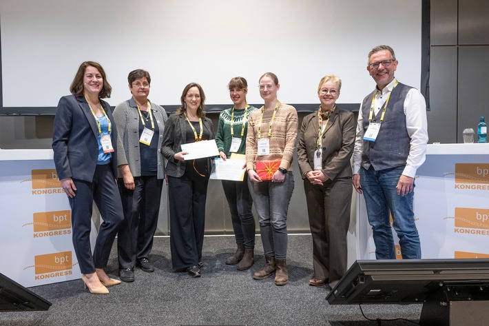 Tiergesundheit im Fokus: BfT/bpt zeichnen Gewinnerinnen der Video-Challenge - Mit dem Hund auf Reisen - aus