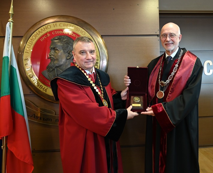 Rektor Thomas Puhl erhält Ehrendoktorwürde der Universität für National- und Weltwirtschaft in Bulgarien