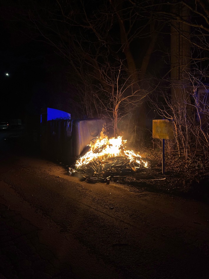POL-AC: Unbekannte setzen Glascontainer in Brand