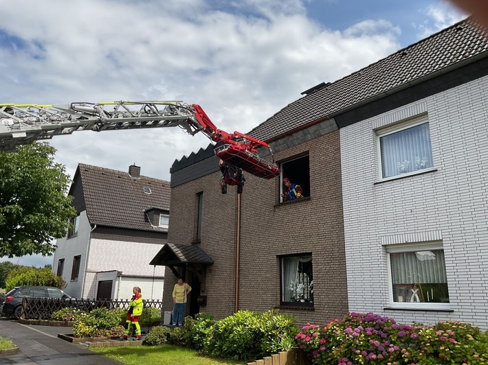 FW-DO: Rettung mit Drehleiter / Erkrankte Person wird mit der Drehleiter aus dem Haus transportiert