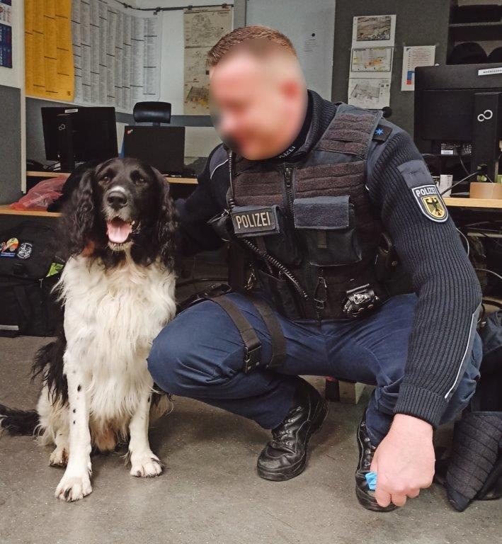 BPOL NRW: Verängstigter Hund weckt Aufmerksamkeit von Bundespolizisten - Oscar und Herrchen kurz darauf wieder vereint
