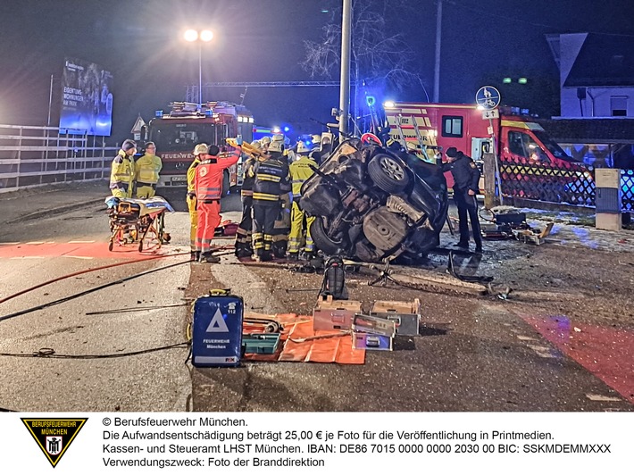 FW-M: Fahrer nach Unfall im Pkw eingeklemmt (Feldmoching)