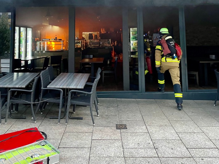 FW Stuttgart: Brennende Fritteuse in Gaststätte