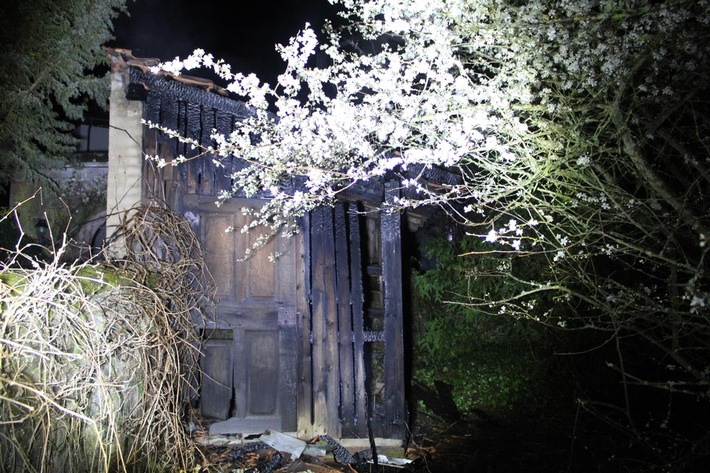 POL-PPWP: Holzschuppen steht in Flammen