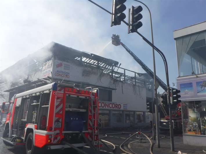 POL-DN: Großbrand vernichtete Wohnungen und Geschäftsräume