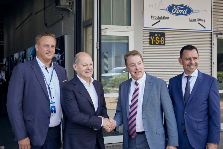 Bundeskanzler Olaf Scholz und William Clay Ford Jr. eröffnen das Electric Vehicle Center in Köln - im ersten CO2-neutralen Werk entsteht eine neue Generation Elektroautos