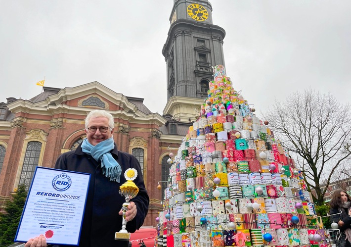 Neuer RID-Weltrekord erzielt: »größter ›Weihnachtsbaum‹ aus Konservendosen« vor Hamburger Michel aufgebaut