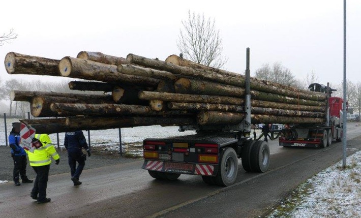 POL-EU: Langholztransporter 46 Prozent überladen