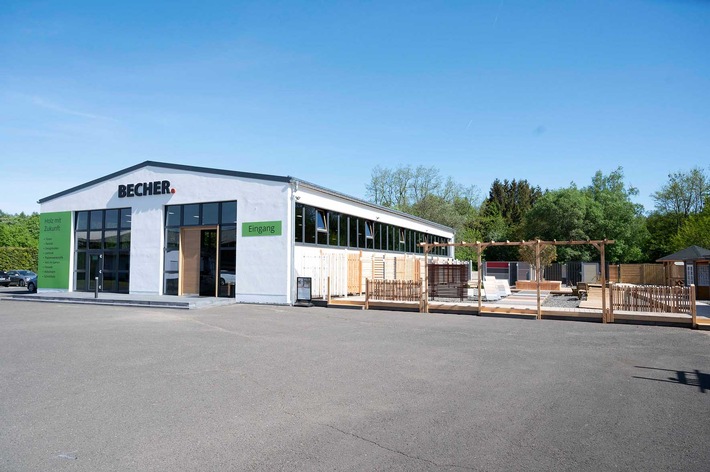 Holzgroßhändler Becher eröffnet neue Indoor- und Outdoor-Ausstellung in St. Wendel