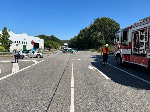 POL-PDTR: Verkehrsunfall mit Verletzten sorgt für kurzfristige Vollsperrung der B53 bei Trier-Ehrang