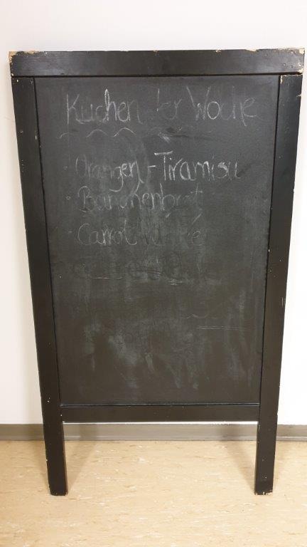 POL-PPMZ: Schild mit Aufschrift "Kuchen der Woche" entwendet
