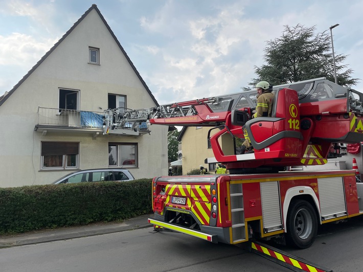 FF Bad Salzuflen: Mikrowelle brennt in Küche / Ein Bewohner bei Zimmerbrand in Bad Salzuflen verletzt