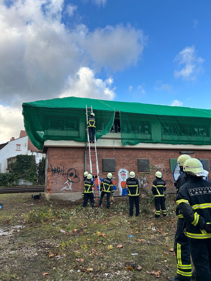 POL-PDLD: Landau- Tauben in Stellwerk gefangen