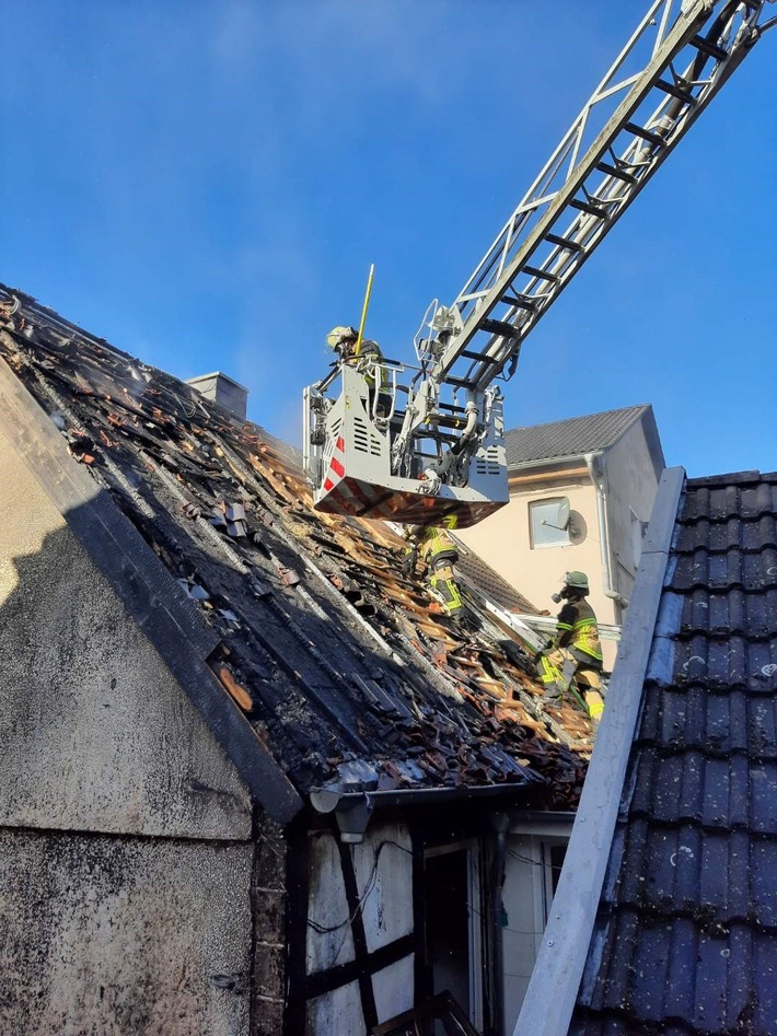 FW-E: Folgemeldung - Dachstuhlbrand in einem Fachwerkhaus - langwieriger Einsatz der Feuerwehr