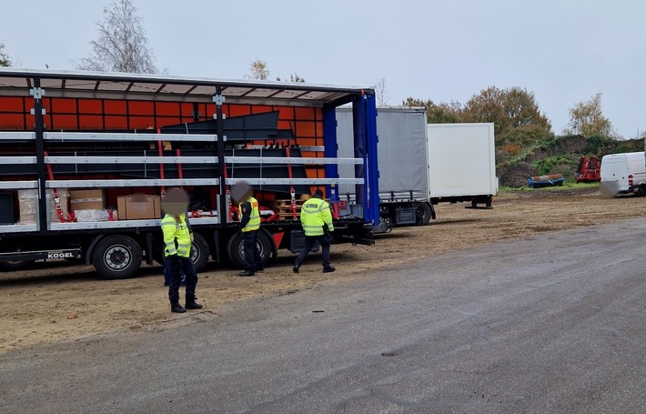 POL-ROW: ++Kontrolle an der B71++Unbekannter Täter als Spendensammler getarnt++Schmuck gestohlen++PKW beschädigt++Zwei Polizisten verletzt++Bankmitarbeiterin verhindert Schaden++