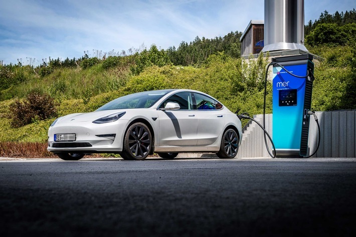 Tesla lädt an Mer-Hypercharger / Weiterer Text über ots und www.presseportal.de/nr/156912 / Die Verwendung dieses Bildes ist für redaktionelle Zwecke unter Beachtung ggf. genannter Nutzungsbedingungen honorarfrei. Veröffentlichung bitte mit Bildrechte-Hinweis.