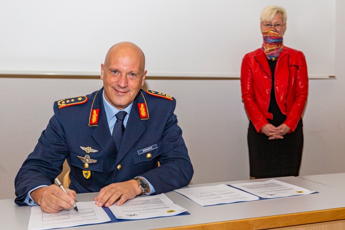 Sicherheit im Weltraum - Luftwaffe &amp; Deutsches Zentrum für Luft- und Raumfahrt unterzeichnen Kooperationsvertrag
