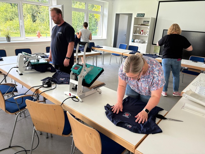 FW-OLL: Neue Poloshirts und T-Shirts für die Ortsfeuerwehren Wildeshausen und Düngstrup