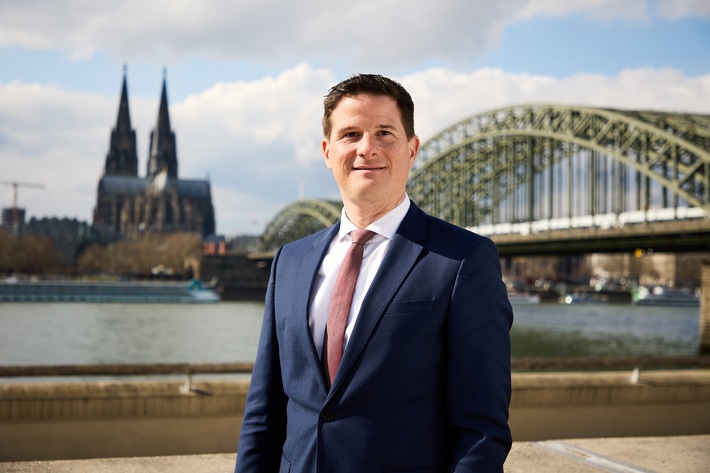 DEVK-Vorstand Dr. Michael Zons kümmert sich um das Kundenressort