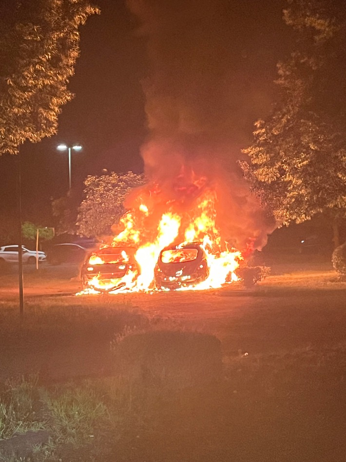 POL-ME: Zwei Autos abgebrannt - Polizei bittet um Hinweise 2506072