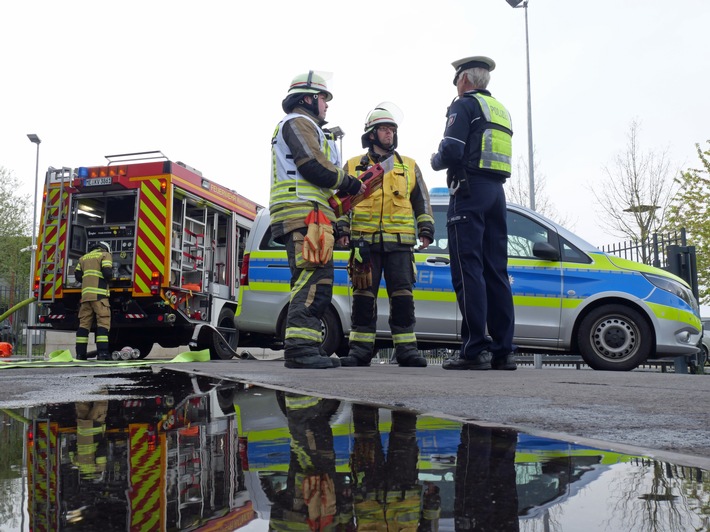 POL-ME: Feuer im Motorraum - Smart stark beschädigt - Velbert - 2306032